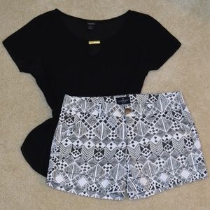 Black and White American Eagle Shorts Size 8